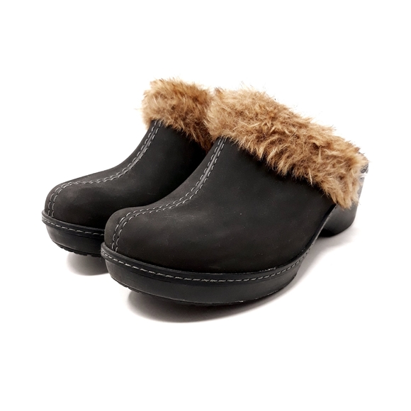 crocs cobbler fuzz clog